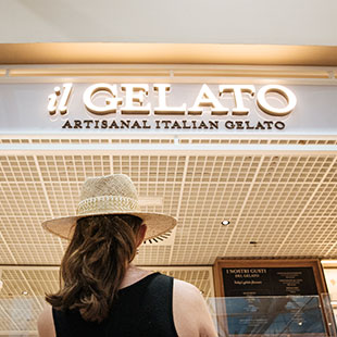 Una cliente davanti al corner &ldquo;Il Gelato&rdquo; di Eataly.